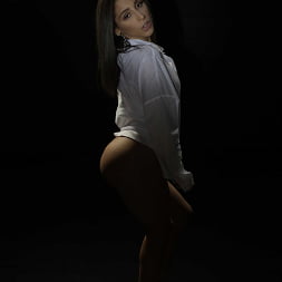 Abella Danger en 'Reality Kings' Resaltando sus curvas (Miniatura 1)