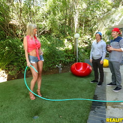 Brandi Love en 'Reality Kings' Echando un vistazo al brandi (Miniatura 12)