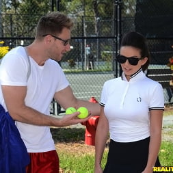 India Summer en 'Reality Kings' Tenis en topless (Miniatura 1)