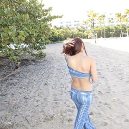 Nicki Ortega en 'Reality Kings' En ellos, jeans (Miniatura 78)