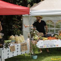 Quinn Wilde en 'Reality Kings' Putas del mercado de agricultores (Miniatura 1)