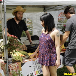 Quinn Wilde en 'Reality Kings' Putas del mercado de agricultores (Miniatura 22)