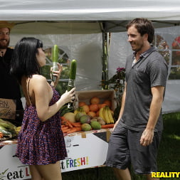 Quinn Wilde en 'Reality Kings' Putas del mercado de agricultores (Miniatura 44)