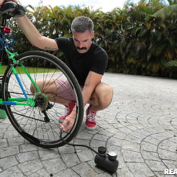 Sydney Hail en 'Reality Kings' Rescate en bicicleta (Miniatura 42)