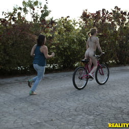 Victoria Gracen in Dildocycle (Photo 240) Victoria Gracen in 'Reality Kings' Dildocycle (Thumbnail 240)